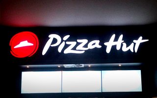 Световой короб в форме надписи для пиццерии Pizza Hut